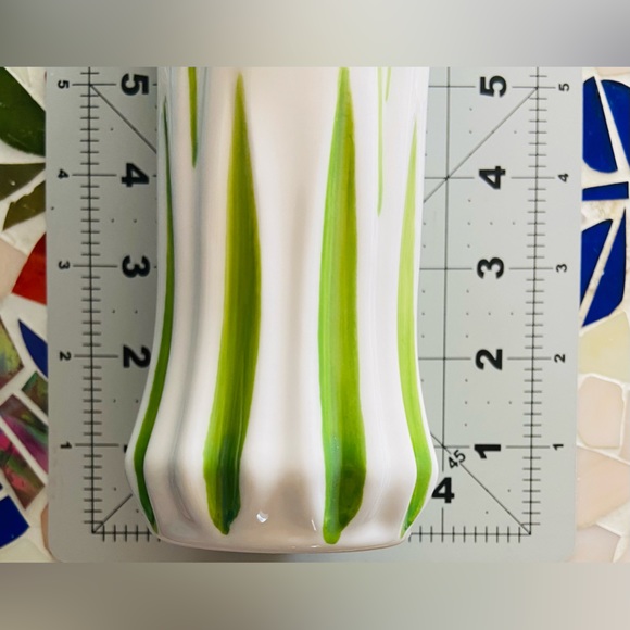 BNWT Sleek, Elegant Flower Vase Featuring Yellow Tulip Flowers, Scalloped Edge💐 - Picture 12 of 16